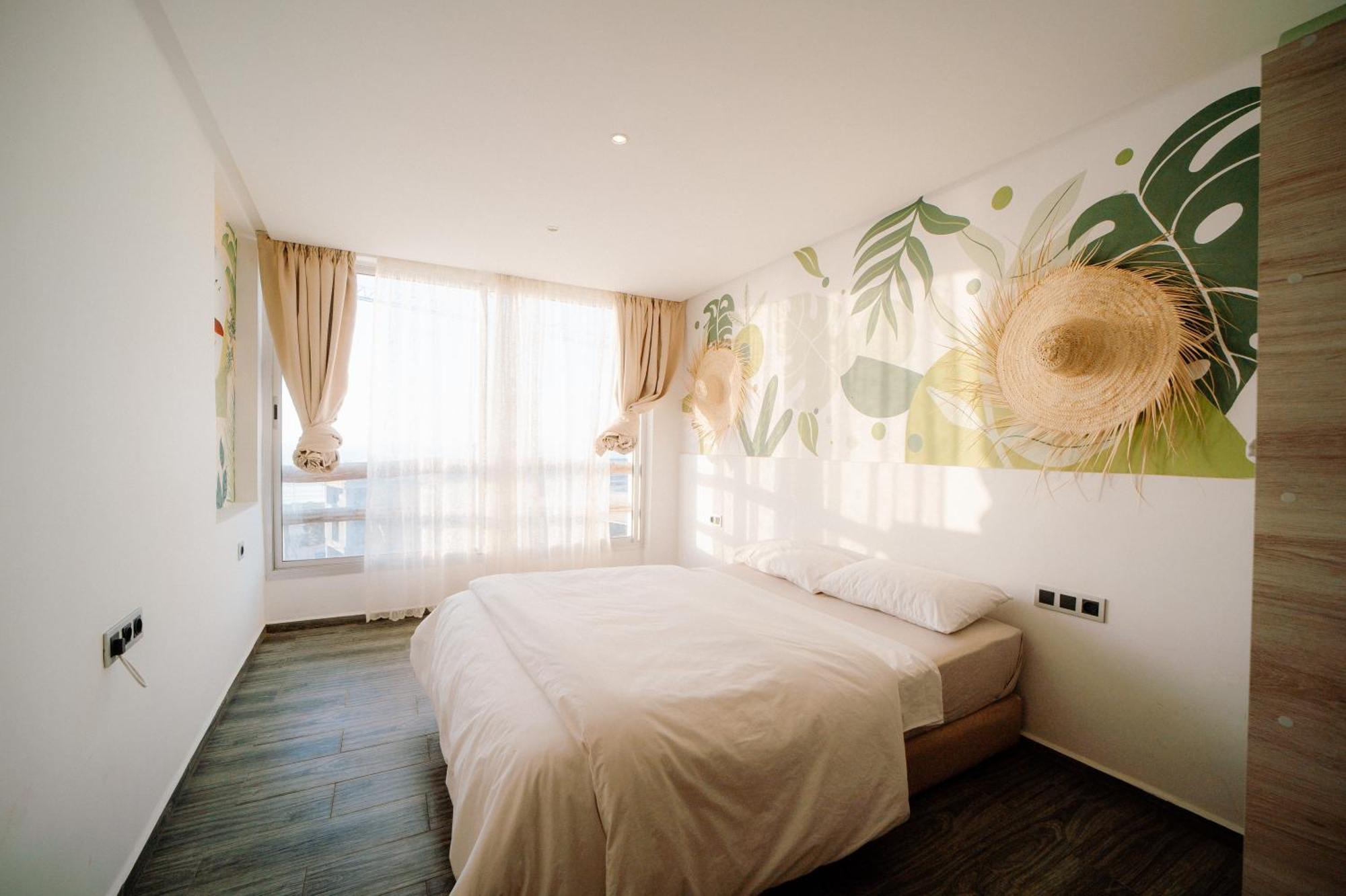 Surf House Hostel *